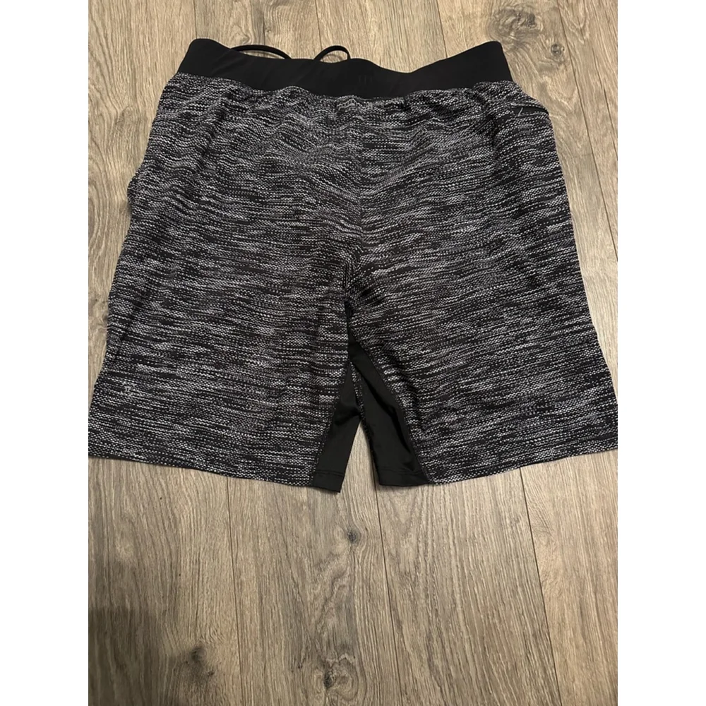 Men’s lululemon shorts - Picture 4 of 5
